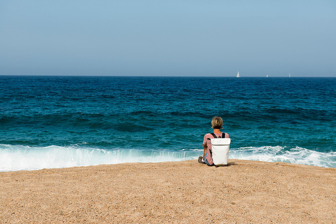 Frau an einsamen Strand, Roccapina, bei Sartène, Département Corse-du-Sud, Korsika, Frankreich