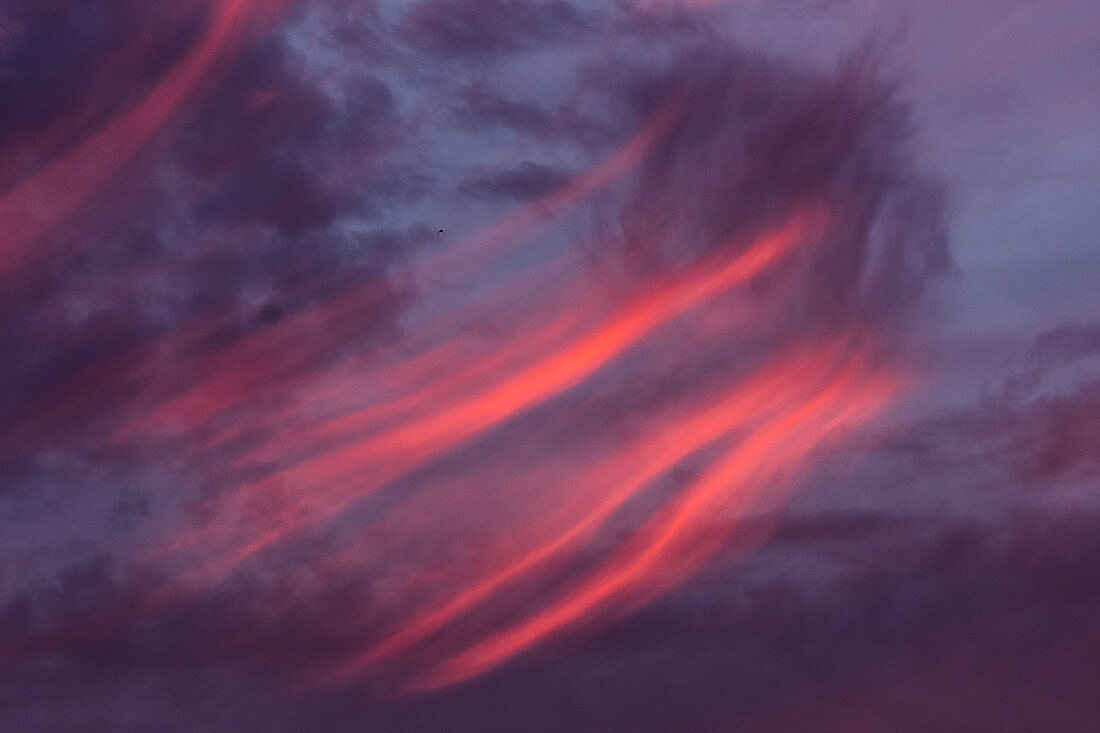 Dramatische Farbspiele und Wolken-Formationen am Himmel kurz nach Sonnenuntergang, Deutschland, Brandenburg, Neuruppin