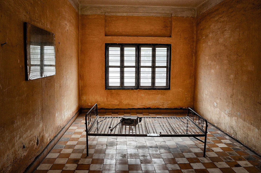 Innenansicht der Gefängniszelle im Tuol Sleng Genozid Museum, Phnom Penh, Kambodscha