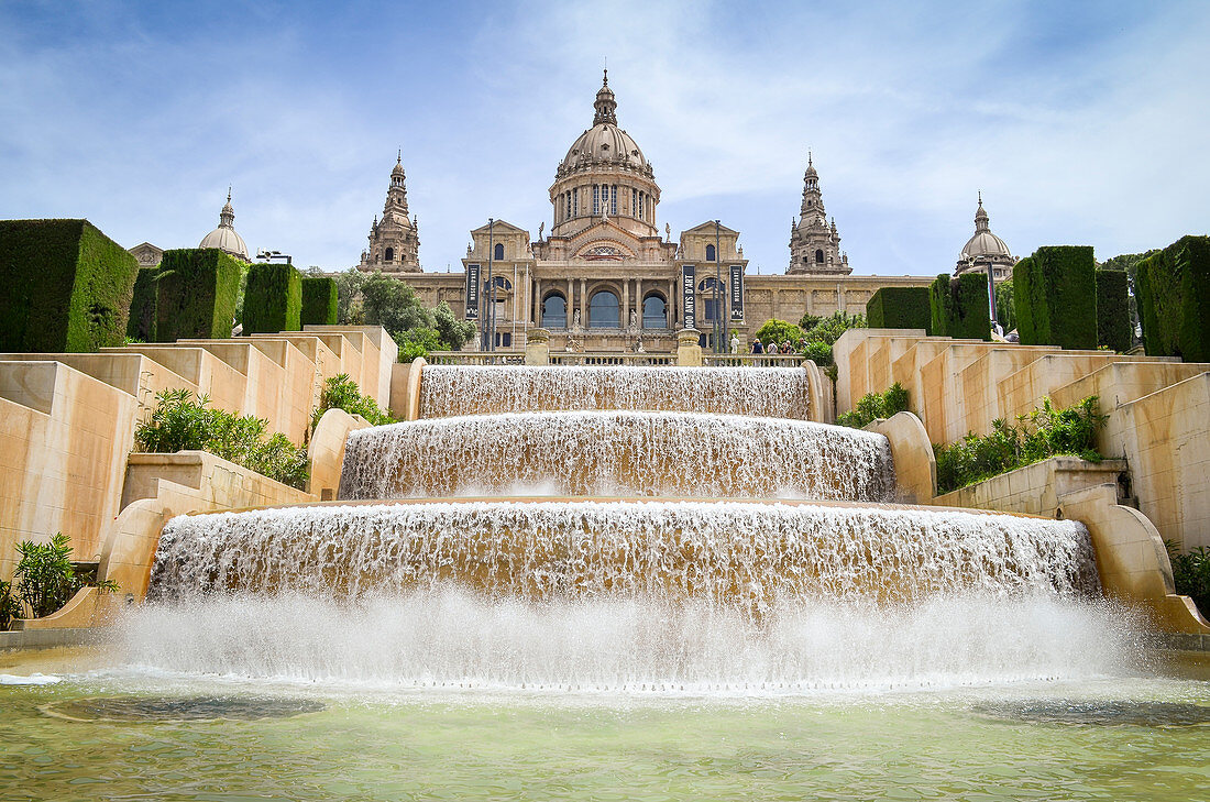 Der magische Brunnen von Montjuïc mit dem Museu Nacional d'Art de Catalunya im Hintergrund, Barcelona, Katalonien, Spanien