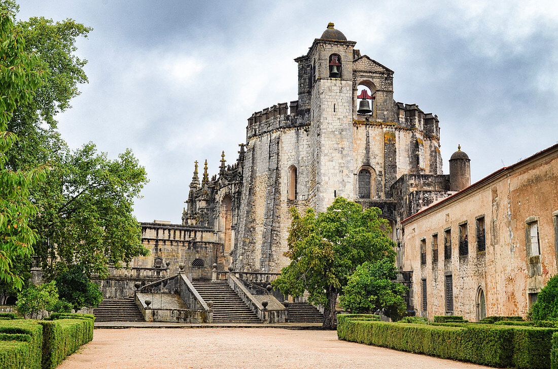 Außenansicht der mittelalterlichen Hauptkirche des Klosters von Tomar, erbaut von den Tempelrittern, Tomar, Portugal