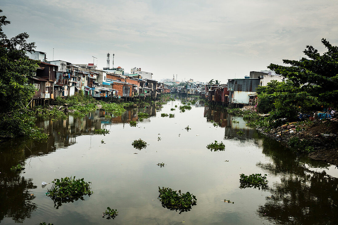 Kanal mit auf das Wasser gebauten Häusern