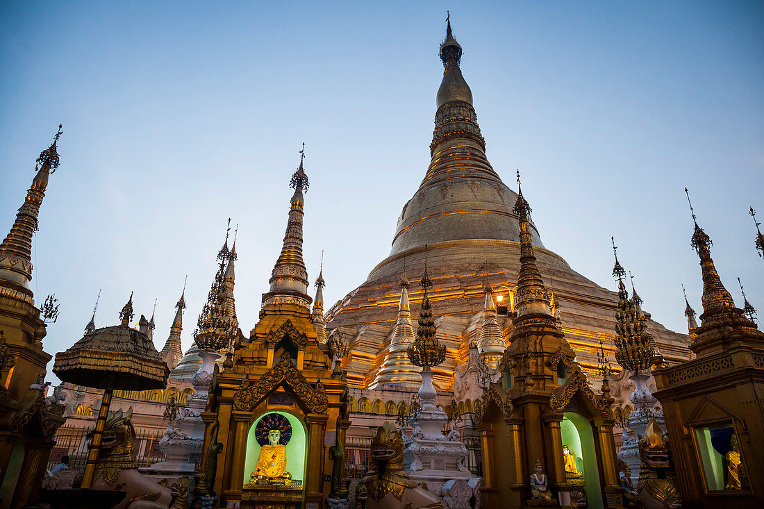 Buddhistische Pagode mit vergoldeter Stupa