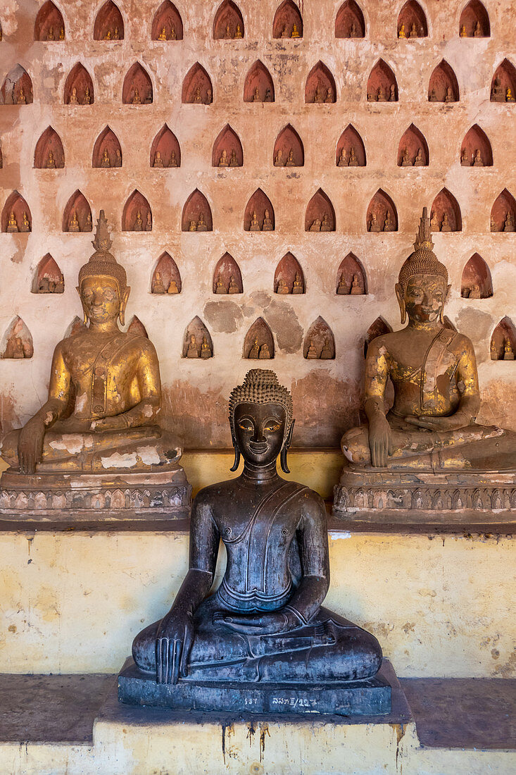Wat Si Saket, eine Sammlung von Statuen in Wandnischen, Vientiane, Laos