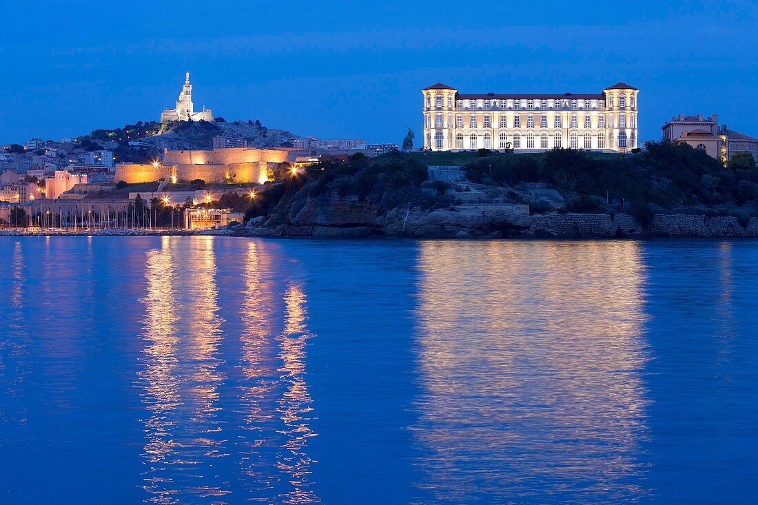 Frankreich, Bouches-du-Rhône, Marseille, Gebiet von Euroméditerranée, Palais du Pharo und Notre Dame de la Garde im Hintergrund