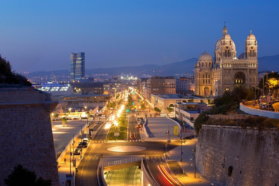 Frankreich, Bouches-du-Rhône, Marseille, Gebiet von Euroméditerranée, J4 Esplanade und Littoral Boulevard, Eingang zur A55 auf der ersten Ebene, der CMA CGM Tower, die Architektin Zaha Hadid und das historische Denkmal der Kathedrale La Major (19. Jahrhundert) im Hintergrund