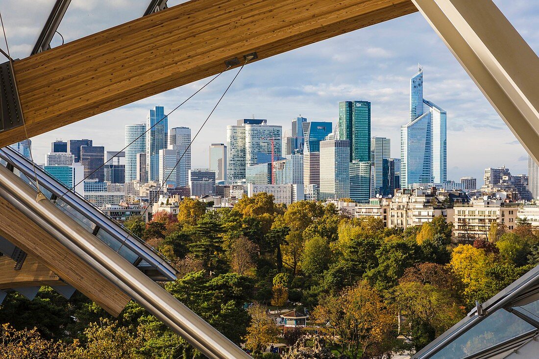 Frankreich, Paris, Gebäude von La Défense von der Louis Vuitton Foundation aus, Architekt Frank Gehry, im Bois de Boulogne