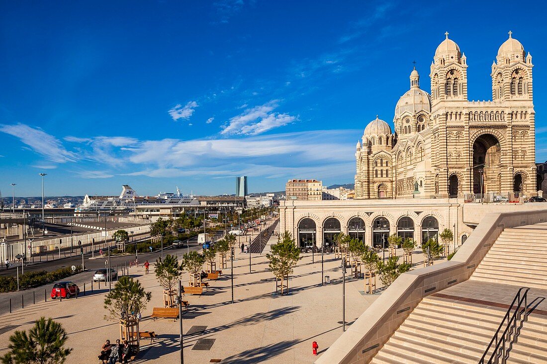 Frankreich, Bouches-du-Rhône, Marseille, Gebiet von Euroméditerranée, Viertel La Joliette, Place des Arts und Boulevard du Littoral, die Bögen und das historische Denkmal der Basilika La Major (19. Jahrhundert)