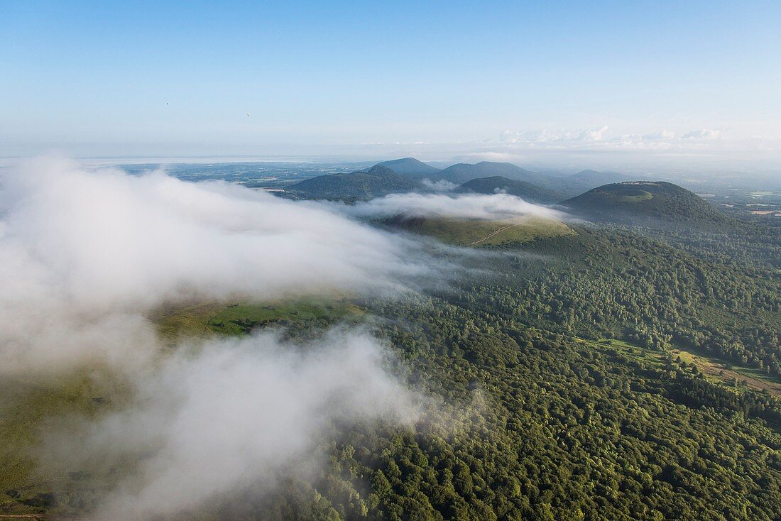 Frankreich, Puy de Dome, UNESCO Weltkulturerbe Gebiet, Orcines, nördlich von Chaine des Puys, Regionaler Naturpark der Auvergne-Vulkane (Luftaufnahme)