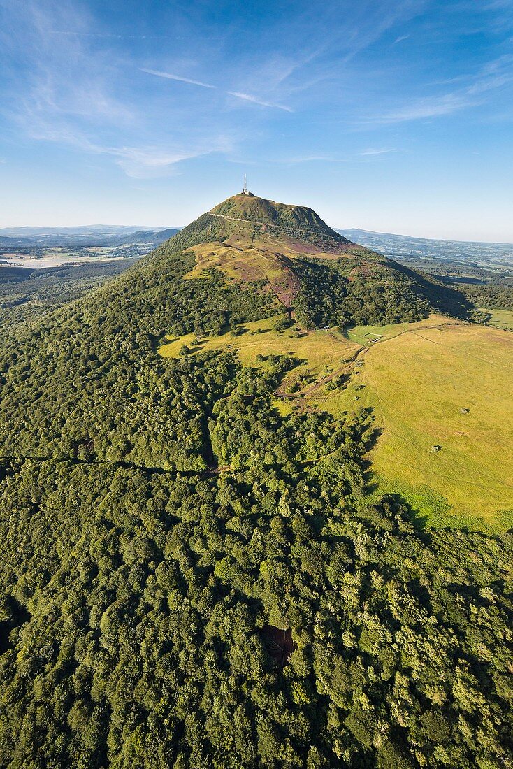 Frankreich, Puy de Dome, UNESCO Weltkulturerbe Gebiet, Orcines, Chaine des Puys, regionaler Naturpark der Auvergne-Vulkane, Puy de Dome (Luftaufnahme)