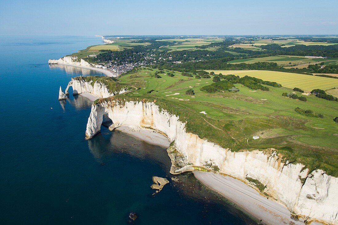 Frankreich, Seine Maritime, Etretat, Côte d'Abatre, der Golf (Luftaufnahme)