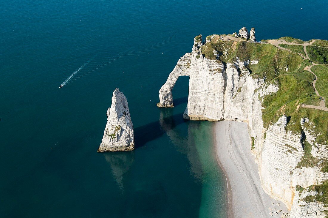 Frankreich, Seine Maritime, Etretat, Côte d'Abatre, Bogen und Nadel (Luftaufnahme)