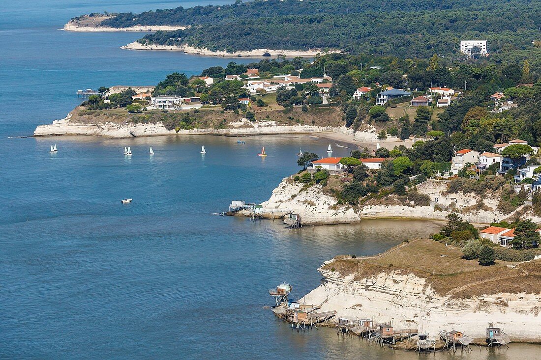 Frankreich, Charente Maritime, Meschers sur Gironde, die Küste und die Fischerei auf der weißen Klippe (Luftaufnahme)