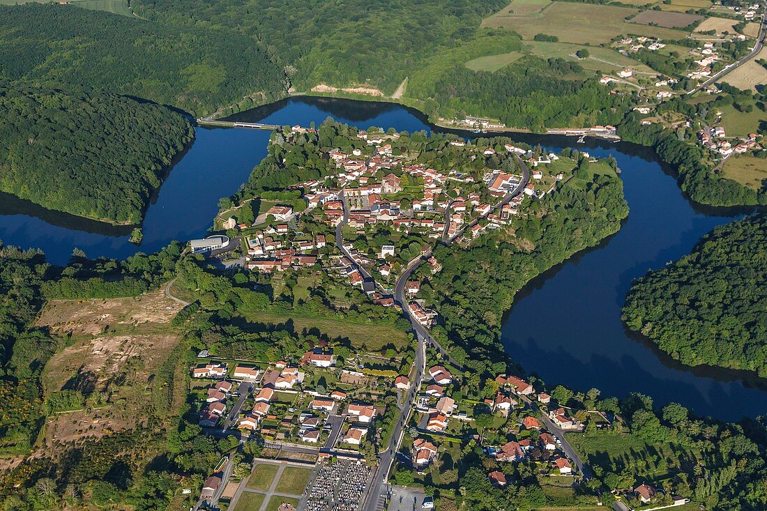 Frankreich, Vendee, Mervent, das vom Fluss La Mère umgebene Dorf (Luftaufnahme)