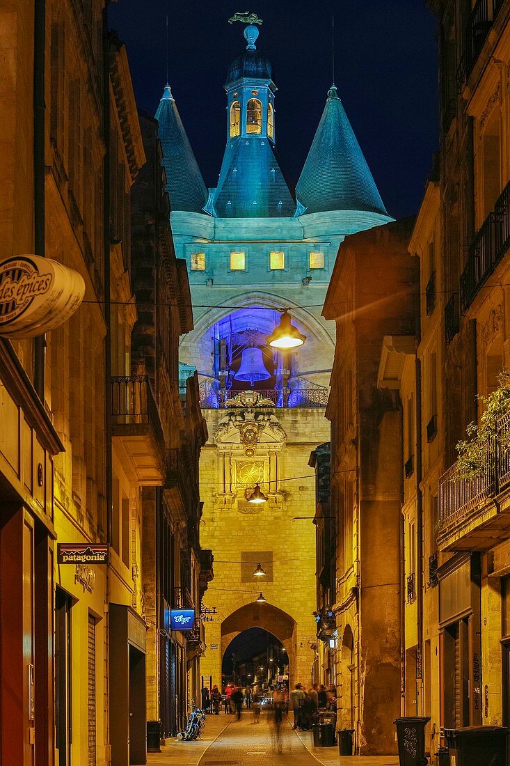 Frankreich, Gironde, Bordeaux, St. James Straße, Nachtansicht eines beleuchteten historischen Turms