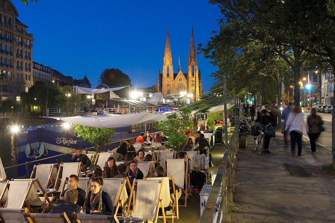 Frankreich, Bas-Rhin, Straßburg, Altstadt, UNESCO Weltkulturerbe, Café-Boote am Quai des Bateliers am Ufer des Flusses Ill und die Saint-Paul-Kirche im Hintergrund