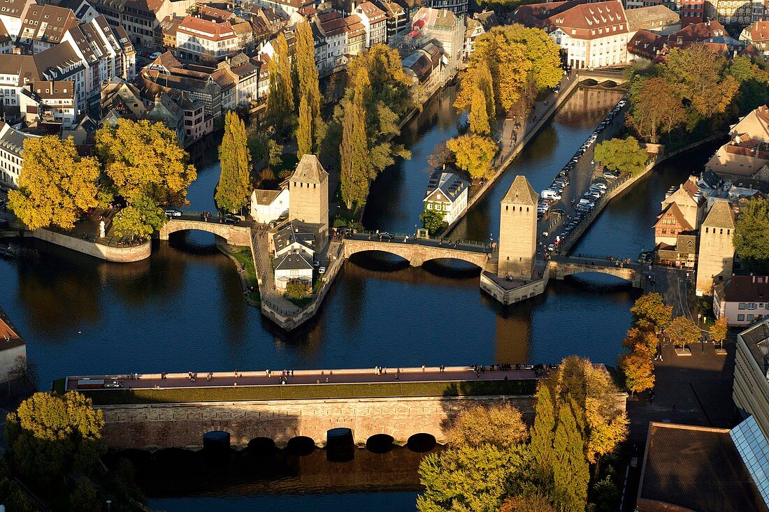 Frankreich, Bas Rhin, Straßburg, Altstadt, UNESCO Weltkulturerbe, die überdachten Brücken über den Fluss Ill (Luftaufnahme)