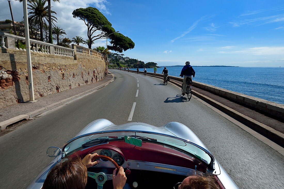 Frankreich, Alpes-Maritimes, Cannes, auf dem Boulevard Eugène Gazagnaire, der entlang der Küste verläuft, in einem Porsche Speedster 356 Cabriolet