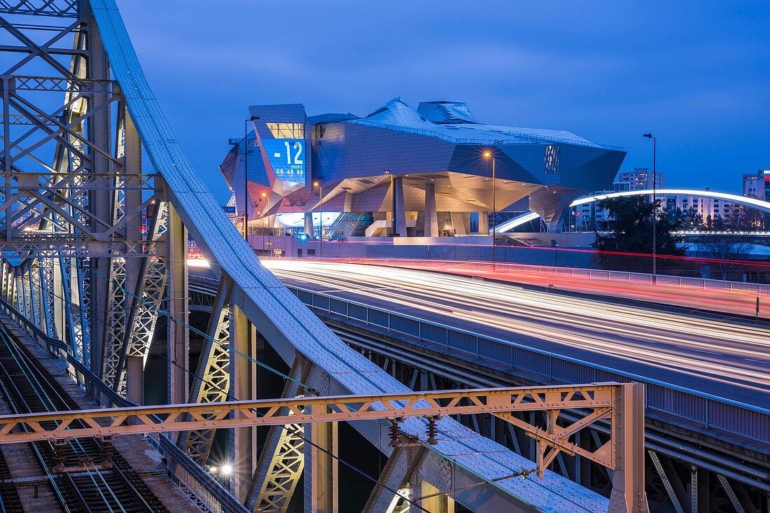 Frankreich, Rhone, Lyon, Musee des Confluences, die Architektur des Gebäudes ist vom österreichischen Kabinett Coop Himmelb (l) au signiert, Blick auf die Brücke Raymond Barre und das Museum seit der Eisenbahnbrücke über der Rhone