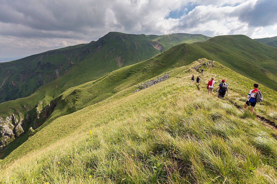 France, Puy de Dome, Chambon sur Lac, regional Natural reserve of the volcanoes of Auvergne, massif of Sancy, the nature reserve of the Valley of Chaudefour, walkers on the GR4, the path of the crests of the Volcanic hill of Cacadogne