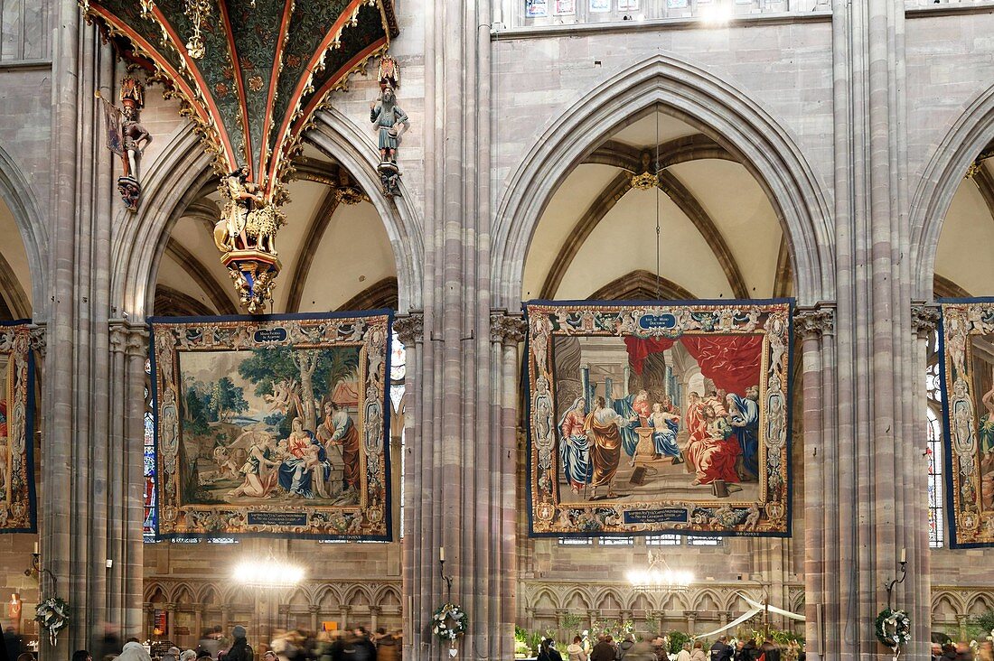 Frankreich, Bas Rhin, Straßburg, Altstadt, UNESCO Weltkulturerbe, Kathedrale Notre Dame, die Wandteppiche des Lebens der Jungfrau Maria, die jedes Jahr im Dezember im Kirchenschiff und in der Orgel ausgestellt werden