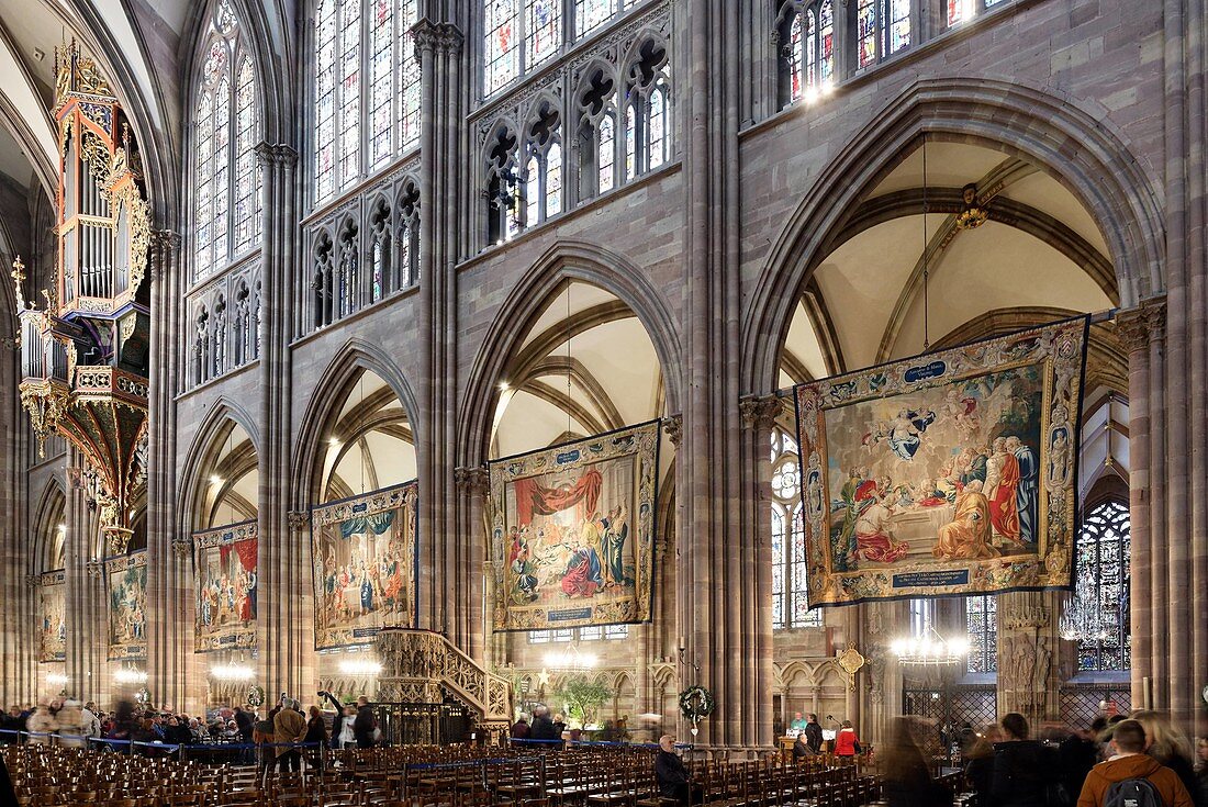 Frankreich, Bas Rhin, Straßburg, Altstadt, UNESCO Weltkulturerbe, Kathedrale Notre Dame, Kanzel und Wandteppiche des Lebens der Jungfrau Maria, die jedes Jahr im Dezember im Kirchenschiff ausgestellt werden