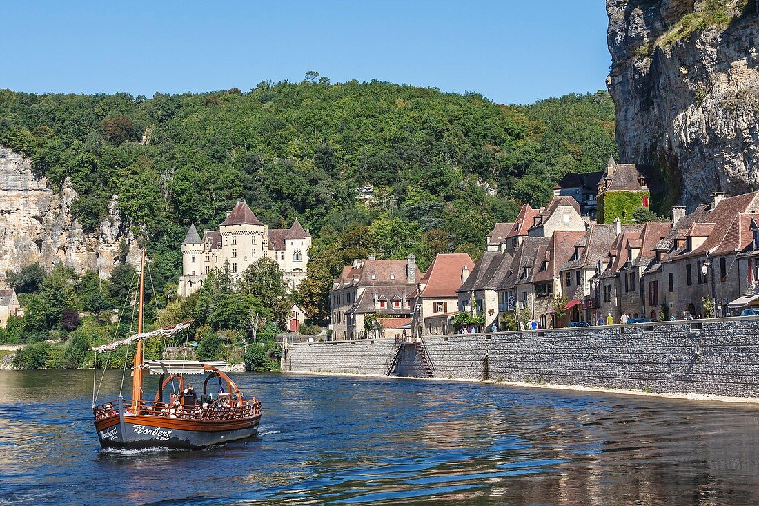France, Dordogne, La Roque Gageac, labelled Les Plus Beaux Villages de France (The Most Beautiful Villages of France), scow on the Dordogne river, the village and the castle