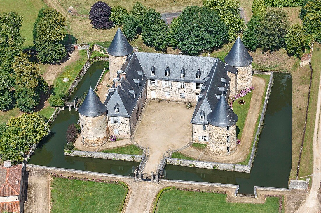 Frankreich, Charente, Etagnac, Schloss Rochebrune (Luftaufnahme)
