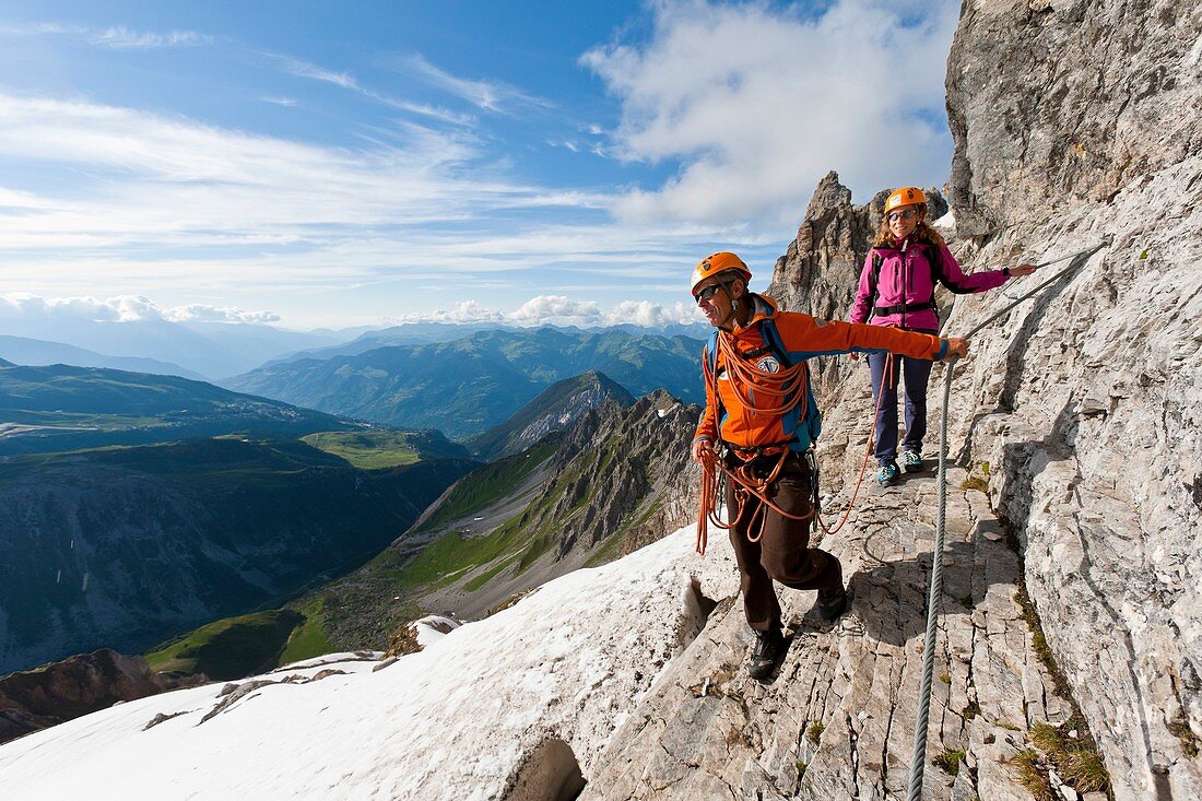 Frankreich, Savoie, Parc National de la Vanoise (Nationalpark von Vanoise), Tarentaise-Tal, Courchevel, Frau, die über Cordata Plassa the Rocks mit einem Führer (Roland Georges) übt