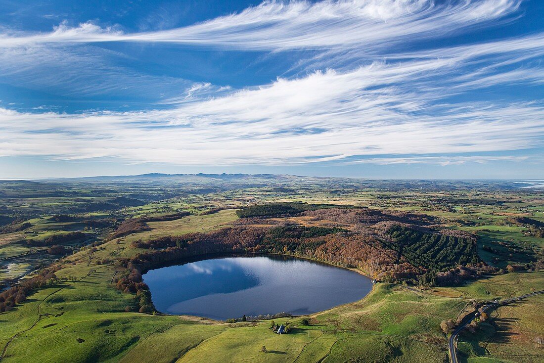 Frankreich, Puy de Dome, Picherande, Regionaler Naturpark Volcans d'Auvergne, Cezallier, Chauvet-See, Vulkan-Maar-See (Luftaufnahme)