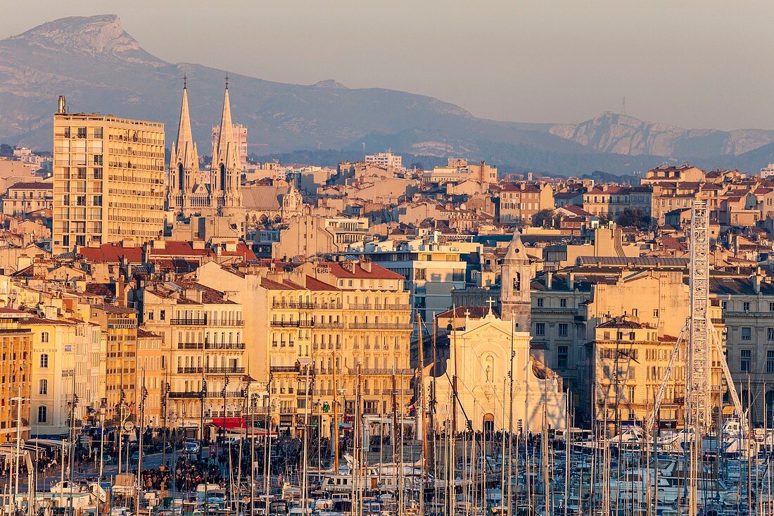 Frankreich, Bouches-du-Rhône, Marseille, der alte Hafen und das Riesenrad für die Weihnachtsfeiertage