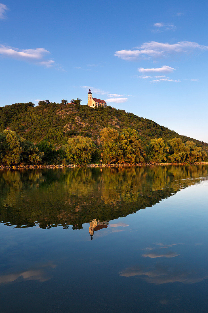 View across the Danube to the Pilgrimage Church of the Assumption on the Bogenberg near Bogen, Danube, Bavaria, Germany