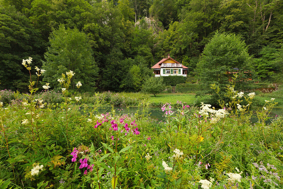 Einsames Haus im Tal der Wiesent, Wiesenttal, Fränkische Schweiz, Franken, Bayern, Deutschland