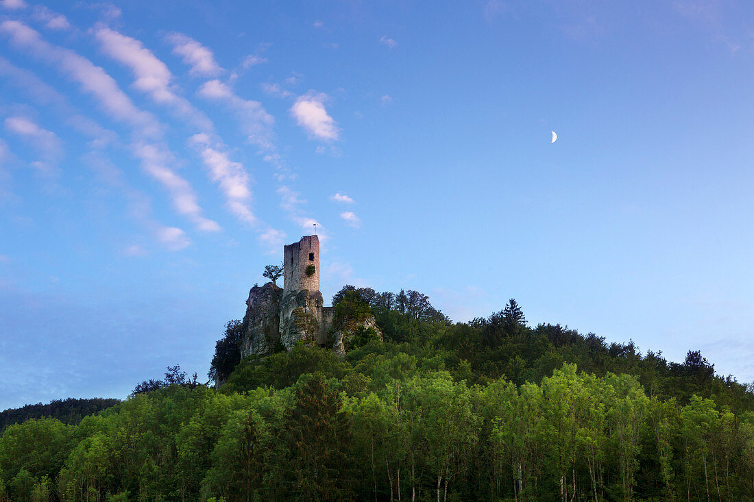 Ruined castle Neideck over the valley of the Wiesent, Wiesenttal, near Streitberg, Franconian Switzerland, Franconia, Bavaria, Germany