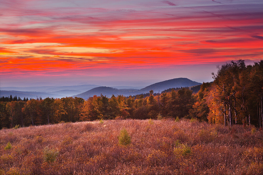 Abendrot über der Rhönlandschaft bei Bischofsheim, Rhön, Bayern, Deutschland