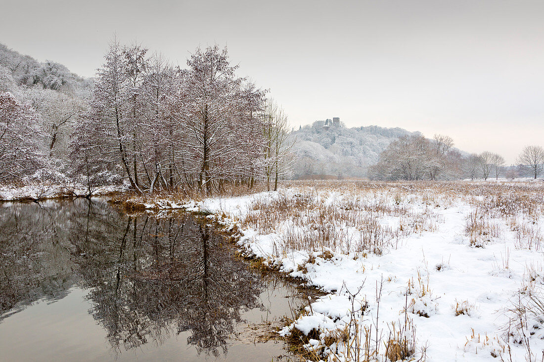 Ruhrauen im Winter, Blick zur Burg Blankenstein, bei Hattingen, Ruhrgebiet, Nordrhein-Westfalen, Deutschland