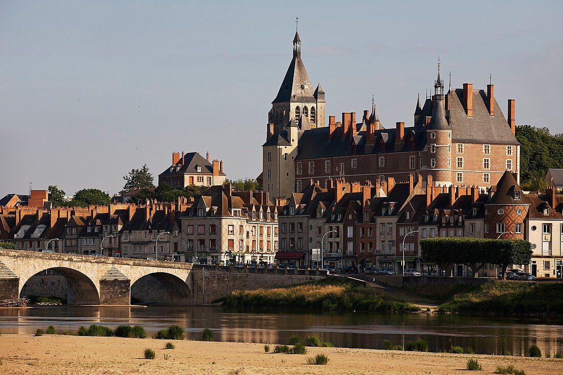 Frankreich, Loiret, Gien, Gesamtansicht von der Loire aus