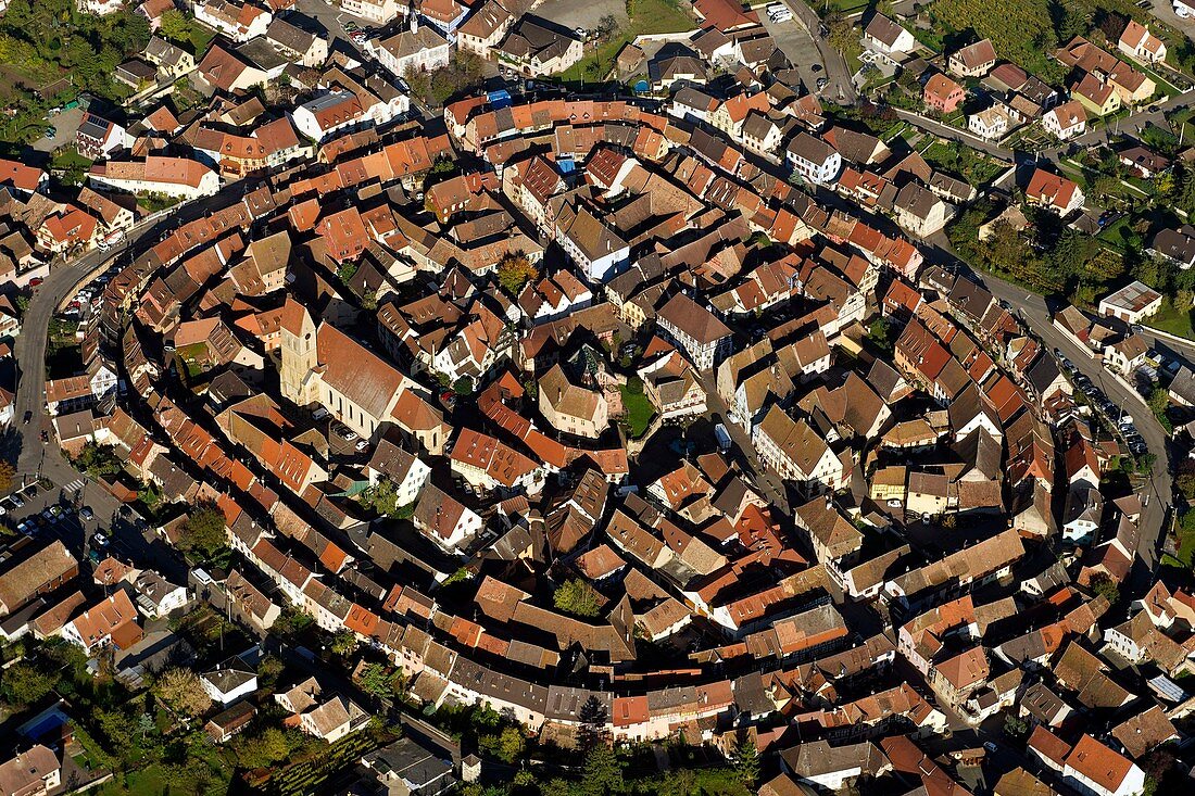 Frankreich, Haut-Rhin, Elsässer Weinstraße, Eguisheim, ausgezeichnet mit 'Les Plus Beaux Villages de France' (Die schönsten Dörfer Frankreichs), (Luftaufnahme)