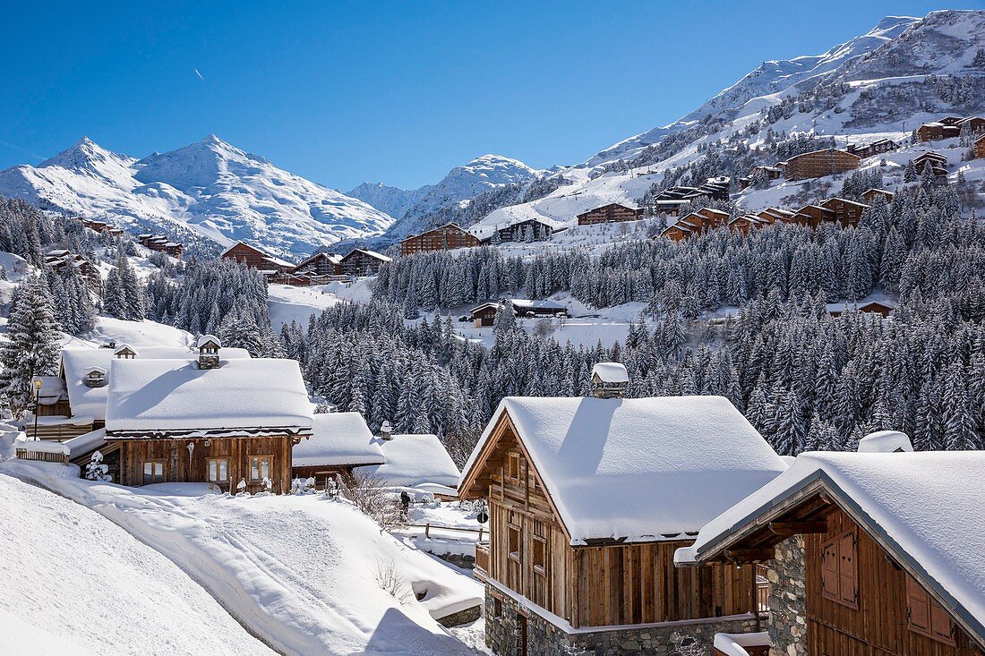 Frankreich, Savoie, Tarentaise-Tal, Weiler La Rosiere, Meribel Mottaret ist eines der größten Skigebiete Frankreichs im Herzen von Les Trois Vallees (Die drei Täler), dem größten Skigebiet der Welt mit 600 km markierten Loipen , westlicher Teil des Vanoise-Massivs, Blick auf den Mont du Vallon (2952 m) und den Mont de Peclet (3012 m)