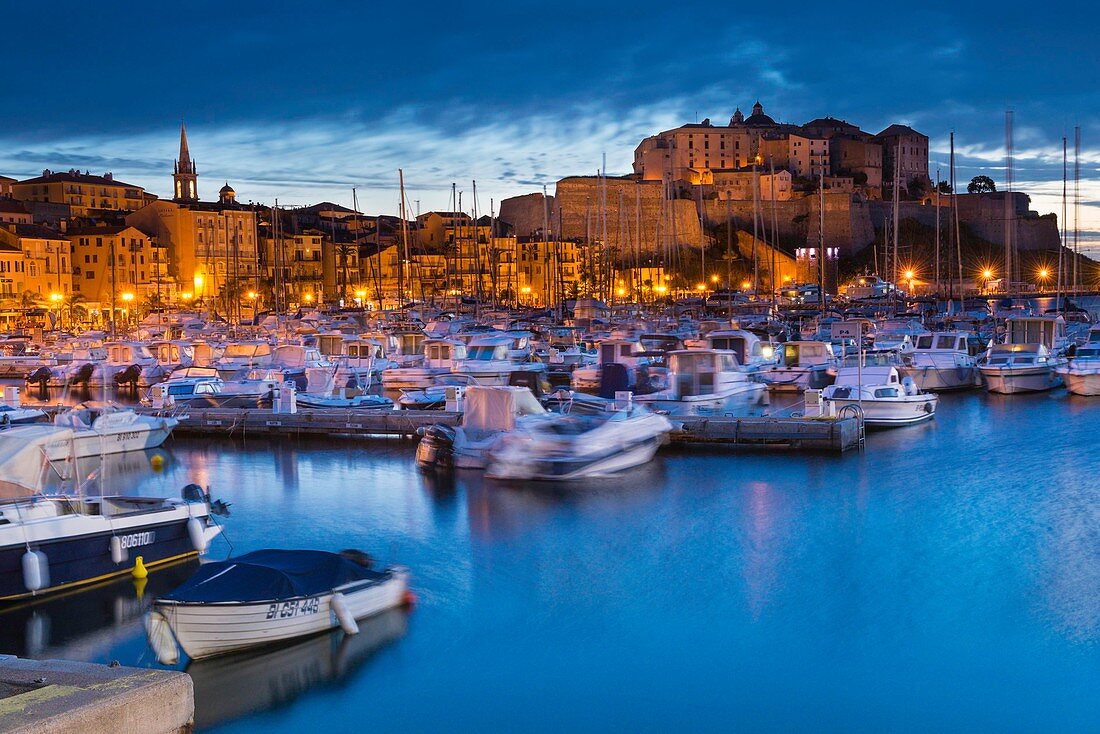 Frankreich, Haute-Corse, Calvi, Blick auf die Zitadelle vom Hafen