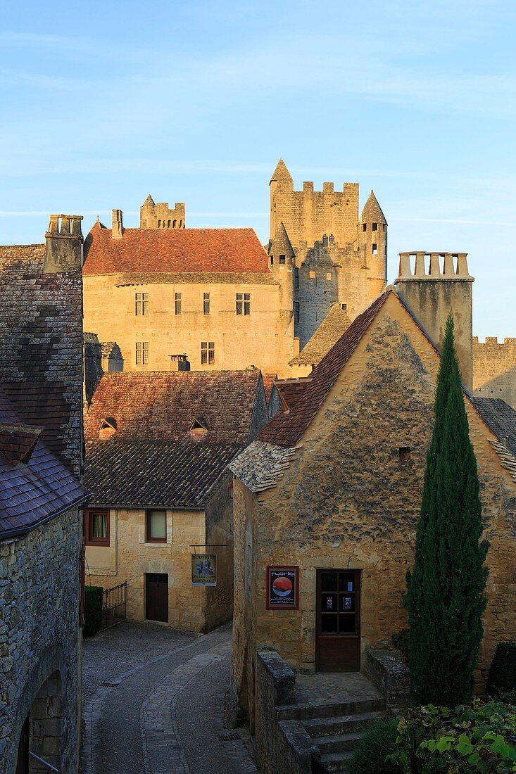 Frankreich, Dordogne, Perigord Noir, Dordogne-Tal, Beynac und Cazenac, ausgezeichnet mit 'Les Plus Beaux Villages de France' (Die schönsten Dörfer Frankreichs), mittelalterliche Burg auf einer Klippe über dem Dordogne-Tal