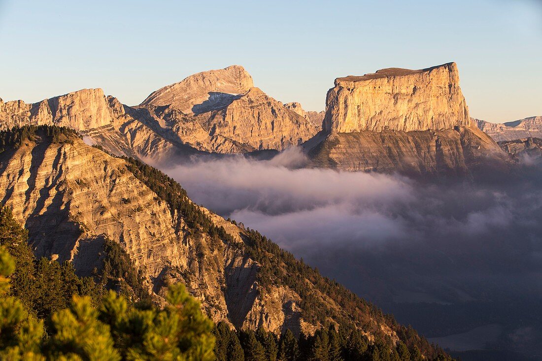 Frankreich, Isere, Parc Naturel Regional du Vercors (Regionaler Naturpark Vercors), Trieves, Naturschutzgebiet der Hochebenen des Vercors, im Zentrum des Grand Veymont (2341 m), rechts Mont Aiguille (2086 m)