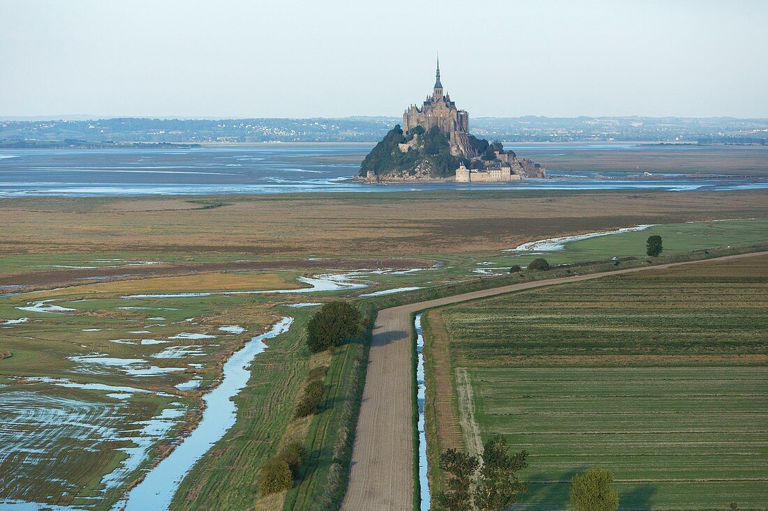 Frankreich, Manche, Bucht von Mont Saint Michel, UNESCO Weltkulturerbe, Mont Saint Michel (Luftaufnahme)