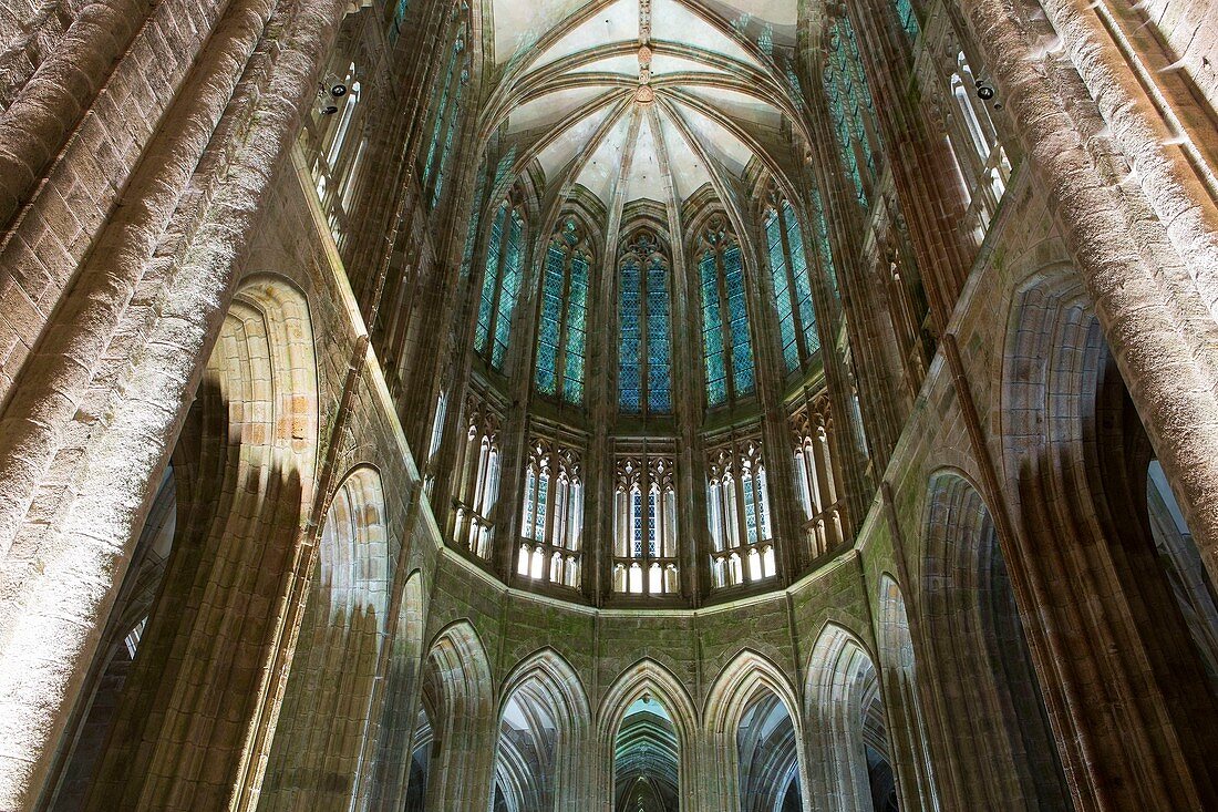 Frankreich, Manche, Bucht des Mont Saint Michel, UNESCO Weltkulturerbe, der Mont Saint Michel, Detail der Architektur der Abteikirche während der Nachtwanderungen