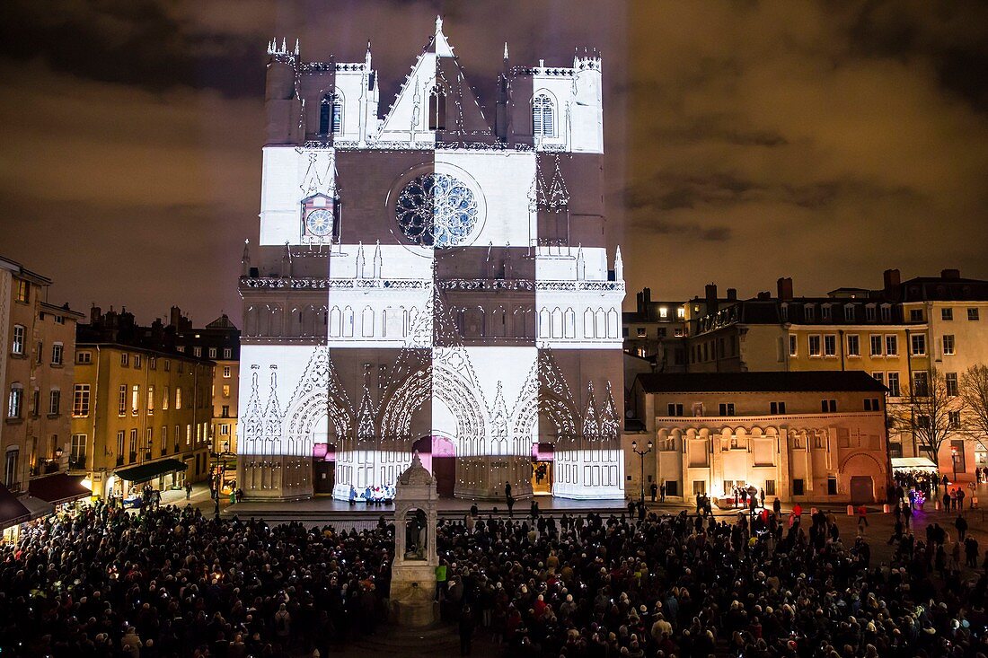 Frankreich, Rhone, Lyon, Stadtteil Vieux-Lyon, historische Stätte, UNESCO Weltkulturerbe, die Kathedrale von Lyon (Kathedrale Saint-Jean-Baptiste de Lyon) während des Fete des Lumieres (Lichtfest), 'Color or Not' von Yves Moreaux