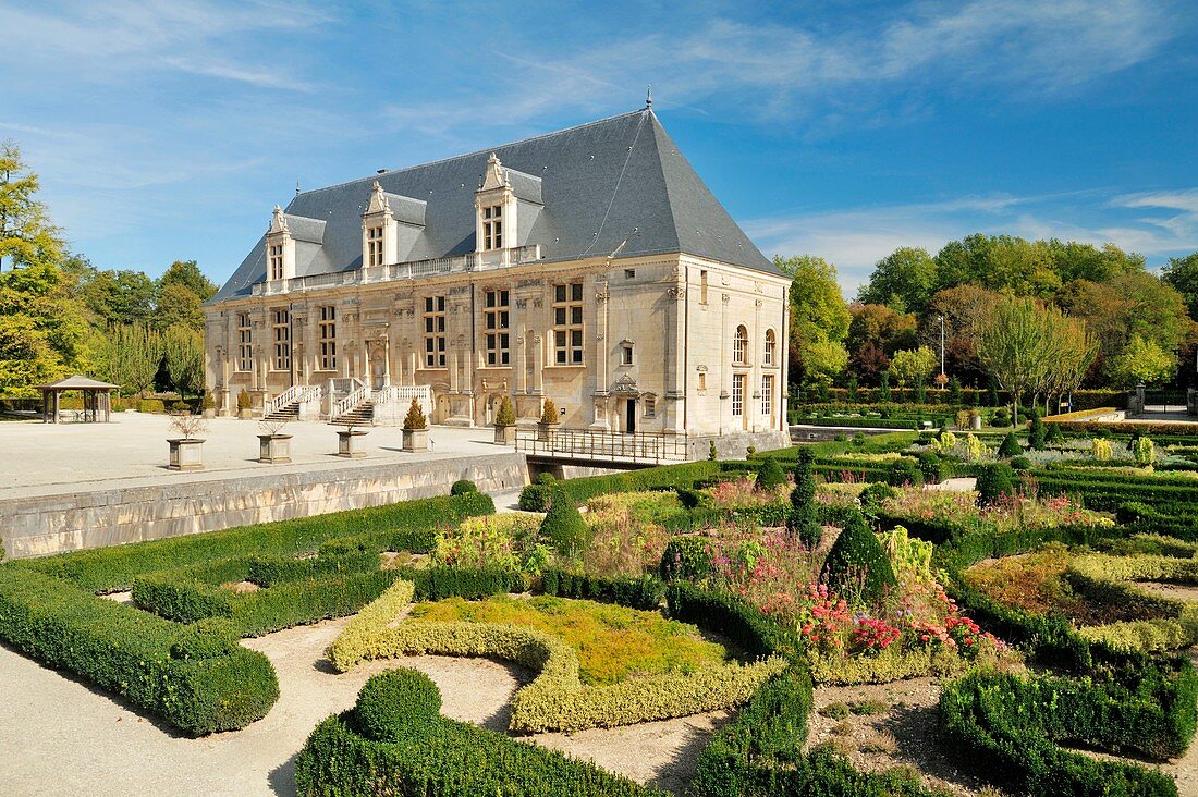 Frankreich, Haute Marne, Joinville, Schloss du Grand Jardin, Westfassade und Inspiration Renaissance Park