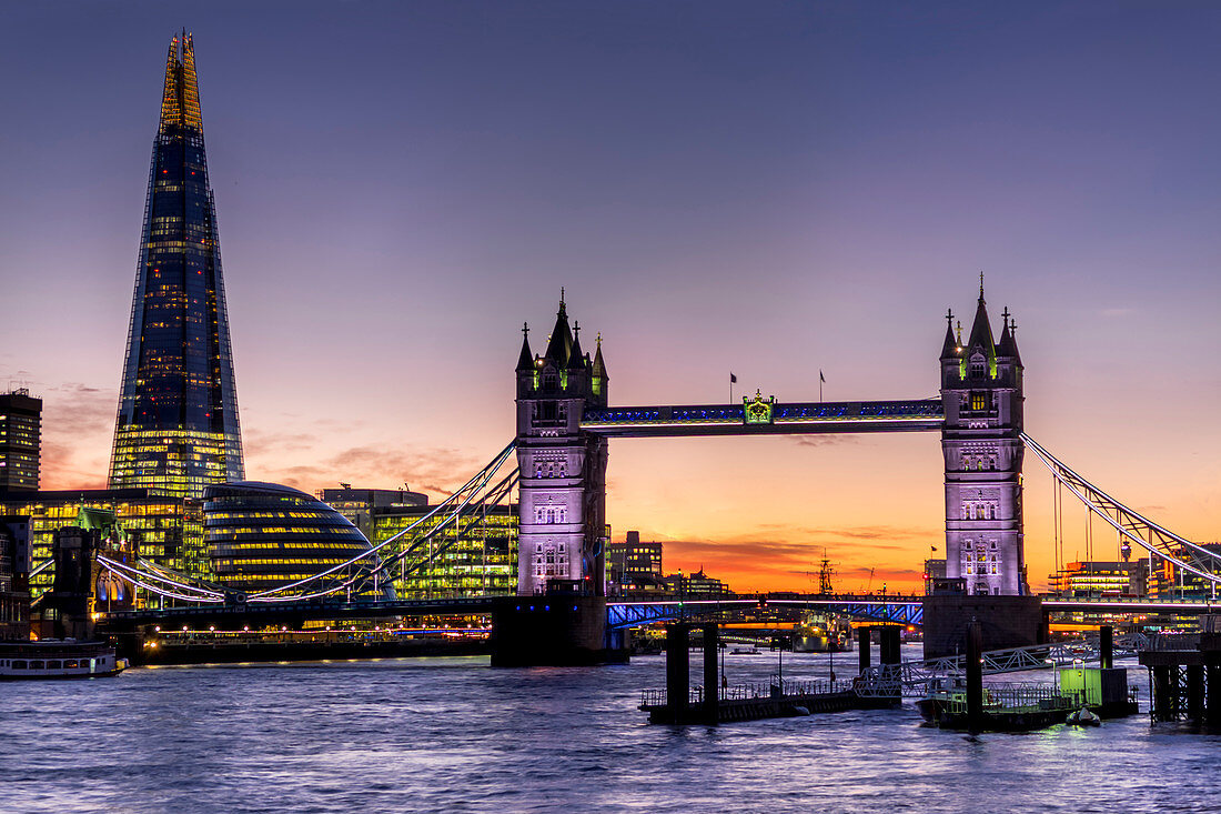 Shard- und Tower Bridge und Themse bei Sonnenuntergang, London, England, Vereinigtes Königreich, Europa