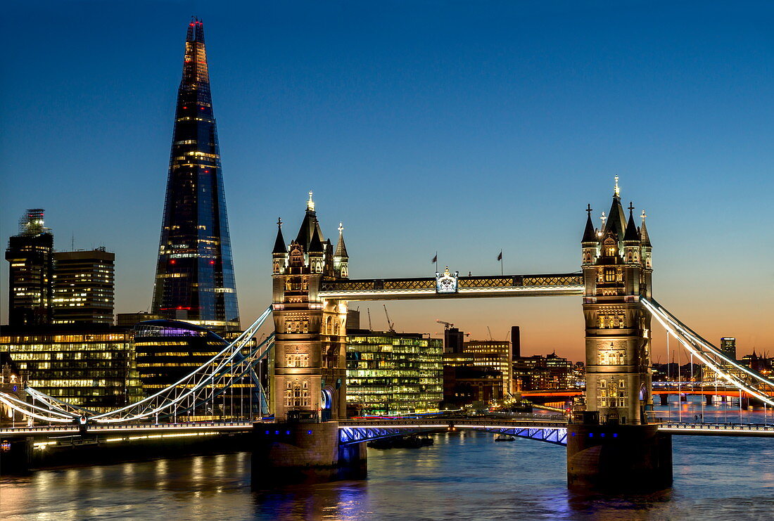 Blick auf die Shard- und Tower Bridge, die hoch über der Themse in der Abenddämmerung stehen, London, England, Vereinigtes Königreich, Europa