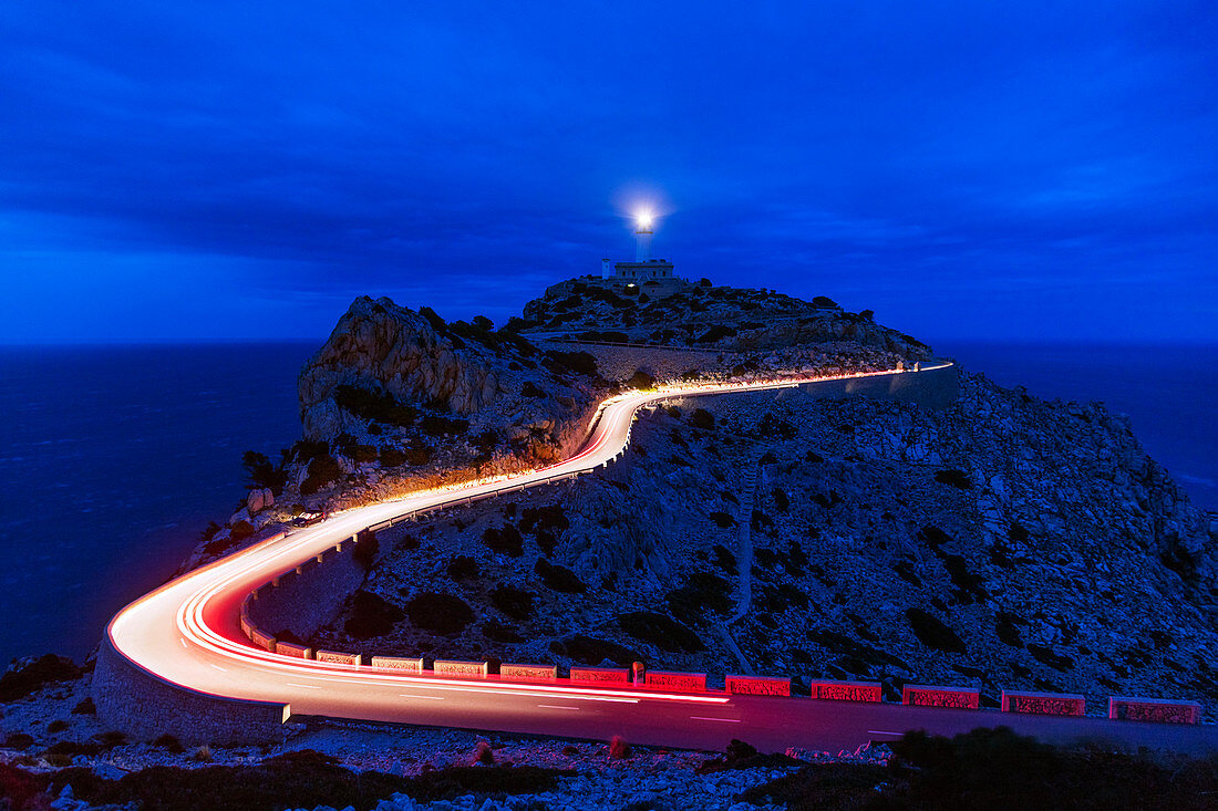 Beleuchtete Straße, Leuchtturm Cap Formentor, Mallorca, Balearen, Spanien, Mittelmeer, Europa