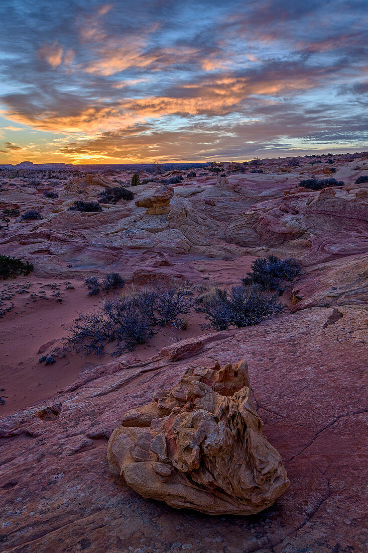 Sonnenaufgang über Sandsteinformationen, Coyote Buttes Wilderness, Vermilion Cliffs National Monument, Arizona, Vereinigte Staaten von Amerika, Nordamerika